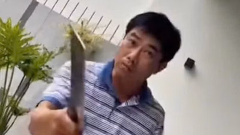 Chủ nhà cầm dao đe dọa thợ khóa gây xôn xao dư luận