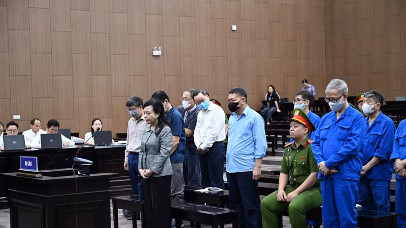 Bà Nguyễn Thị Kim Tiến và các bị cáo tại tòa.