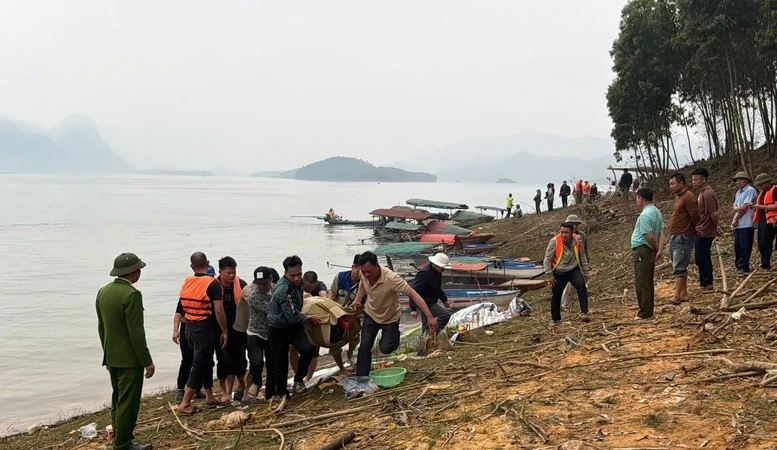 Thủ tướng yêu cầu khắc phục hậu quả vụ lật tàu chở khách hồ Thác Bà