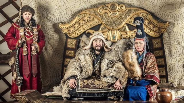 Thành Cát Tư Hãn có sở thích bắt vợ kẻ thù phục vụ mình. Ảnh: Grunge.