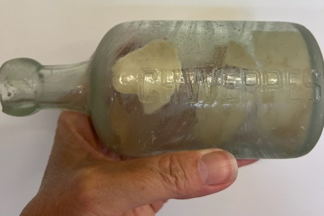 Hai lá thư của binh sĩ Thế chiến 1 nhét trong chai. Ảnh: Debra Brown. chaiii-1.jpg