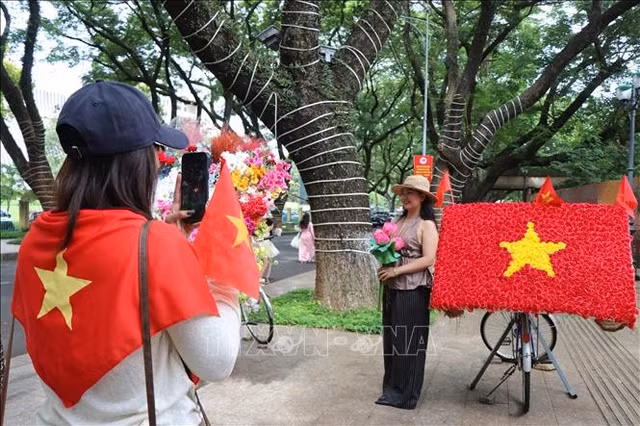 Người dân Đắk Lắk rộn ràng trong không khí chào mừng Kỷ niệm 80 năm Cách mạng tháng Tám và Quốc khánh 2/9. Ảnh: Nguyên Dung/TTXVN