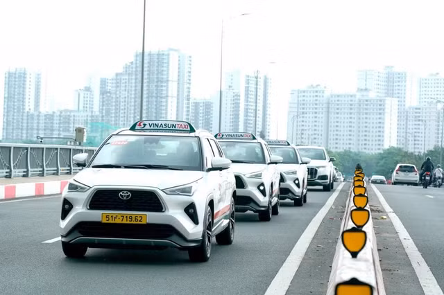 dautukinhtechungkhoanvn-stores-news-dataimages-2025-072025-16-18-vinasun-taxo-ra-mat-dich-vu-taxi-hybrid-dau-tien-tai-viet-nam-620250716180138.jpg