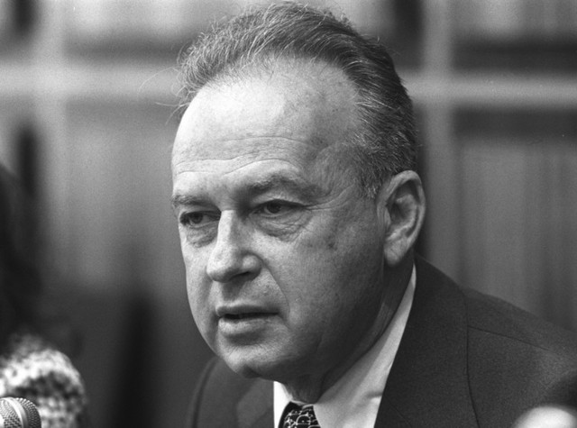 12. Ám sát Yitzhak Rabin (1995). Thủ tướng Israel Yitzhak Rabin bị ám sát bởi Yigal Amir, một người phản đối quá trình hòa bình với Palestine. Vụ ám sát này làm trầm trọng thêm tình hình căng thẳng giữa Israel và Palestine. Ảnh: Willy Brandt. 12. Ám sát Yitzhak Rabin (1995). Thủ tướng Israel Yitzhak Rabin bị ám sát bởi Yigal Amir, một người phản đối quá trình hòa bình với Palestine. Vụ ám sát này làm trầm trọng thêm tình hình căng thẳng giữa Israel và Palestine. Ảnh: Willy Brandt.