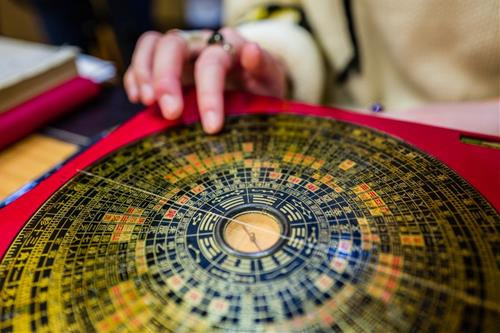 Cổ sử viết về ông như sau: “Quách Phác hiểu biết bao la, biết thiên văn, địa lý, quy thủ long đồ, hào tượng sấm vĩ – là những môn coi bói bằng mu rùa, quẻ, thẻ, lời sấm truyền – yên mộ lo nhà ở, không có gì không tinh thâm…”.