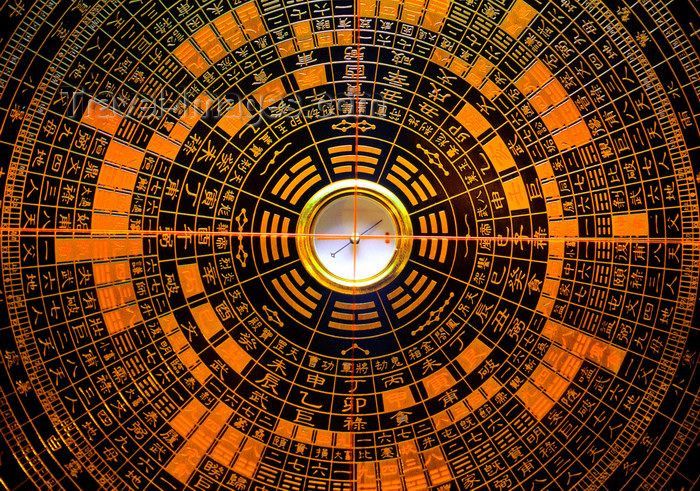 Vua hỏi lý do, thì người nông dân trả lời là đó là nghe theo Quách Phác, bởi nếu đặt mộ chỗ đó thì không quá ba năm sẽ gặp được thiên tử. Vua Tấn vô cùng sửng sốt vì lời của Quách Phác đã hoàn toàn ứng nghiệm...