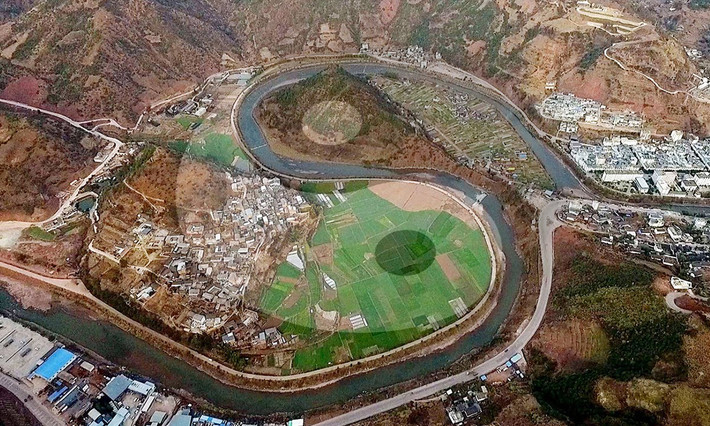 Di sản mà Quách Phác để lại cho hậu thế là các cuốn “Táng thư” (coi mộ phần) và “Tướng địa thuật” (xem thế đất), được xem là những cuốn sách gối đầu về thuật phong thủy.