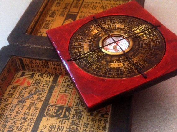 Một giai thoại nổi tiếng khác là chuyện vua nước Tấn nghe tiếng Quách Phác nên muốn tự mình đến xem những mộ huyệt Quách Phác đã chọn. Có lần vua ta gặp một người nông dân đặt mộ ở một vị trí rất đẹp.