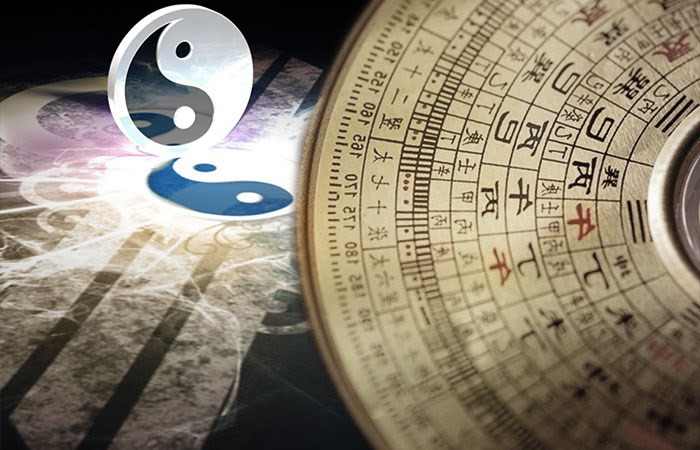 Buổi đầu sự nghiệp của Quách Phác gắn với một giai thoại về tài xem đất của ông. Theo đó, khi mẹ ông qua đời, Quách Phác đã chọn một mảnh đất có vị trí rất tầm thường an táng cho mẹ.