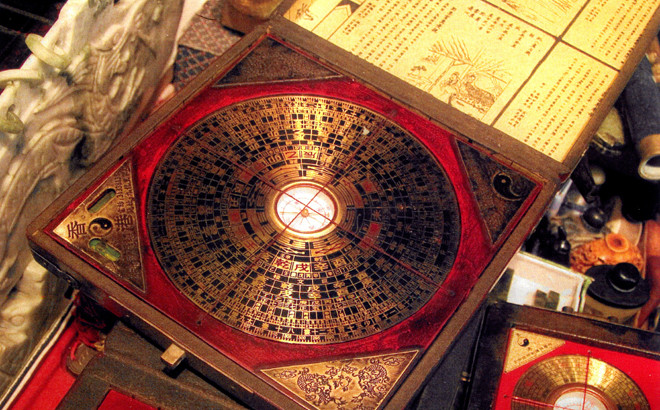 Lưu Bá Ôn biết việc tính đất “sai một ly đi một dặm”, không phải cứ cuộc đất nào to là tốt, nhưng biết là không thể thay đổi ý định của Chu Nguyên Chương nên chỉ nói : “Sau này nhà Minh còn phải dời đô đi nơi khác”.