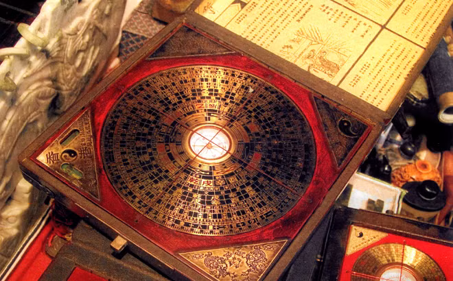 Lưu Bá Ôn biết việc tính đất “sai một ly đi một dặm”, không phải cứ cuộc đất nào to là tốt, nhưng biết là không thể thay đổi ý định của Chu Nguyên Chương nên chỉ nói : “Sau này nhà Minh còn phải dời đô đi nơi khác”.