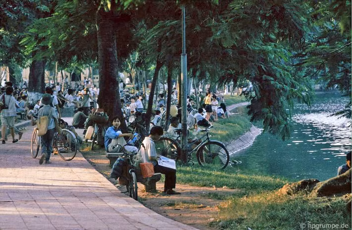 Phần vỉa hè sát mép nước hồ để cỏ mọc tự nhiên, gia cổ bằng kè bê tông. Ảnh chụp năm 1992.