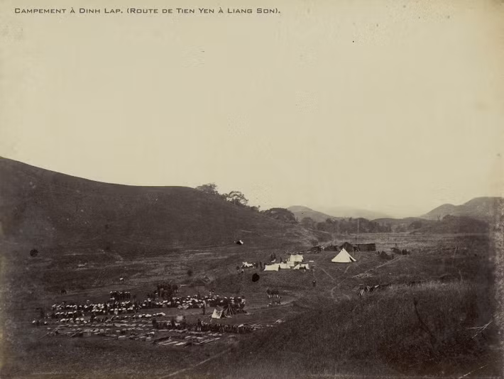 Trại dừng nghỉ tại Đình Lập, trên đường từ Tiên Yên đi Lạng Sơn.