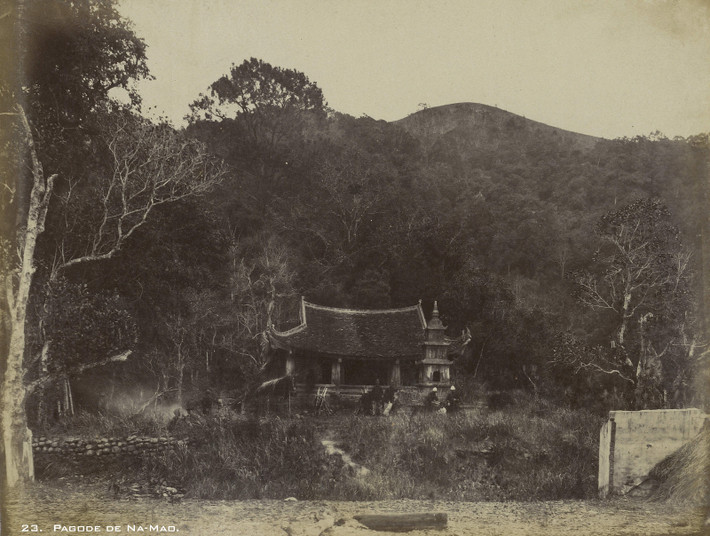 Một ngôi chùa nhỏ giữa núi rừng.