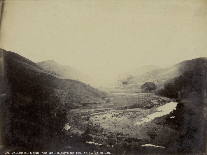 Thung lũng sông Phố Cũ, trên đường từ Tiên Yên đi Lạng Sơn.