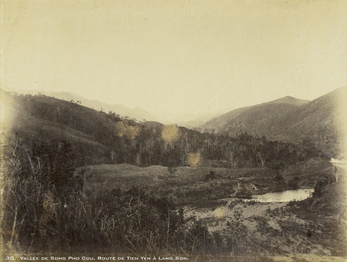 Thung lũng sông Phố Cũ, trên đường từ Tiên Yên đi Lạng Sơn.