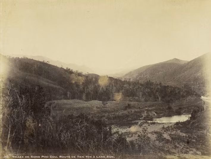 Thung lũng sông Phố Cũ, trên đường từ Tiên Yên đi Lạng Sơn.