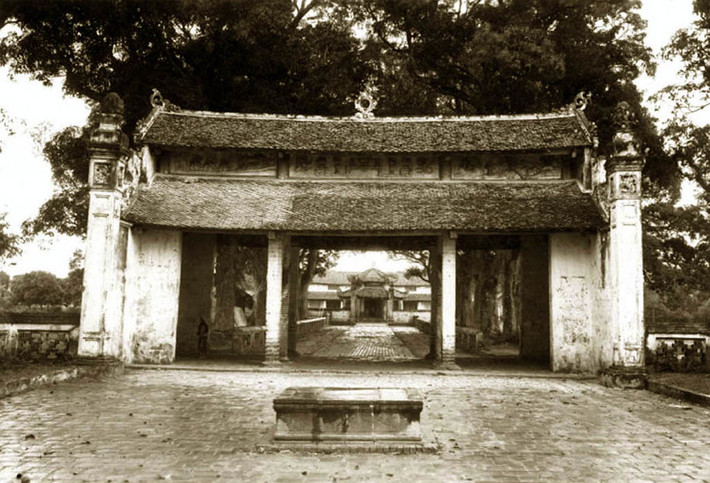 Chiếc sập đá và cổng tam quan nội của chùa Láng. Ngày nay, các công trình chính của chùa Láng vẫn được giữ gần như nguyên vẹn như trong những bức ảnh chụp một thế kỷ trước.