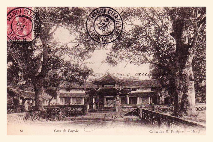 Nhà bát giác và khu điện thờ ở phía sau.