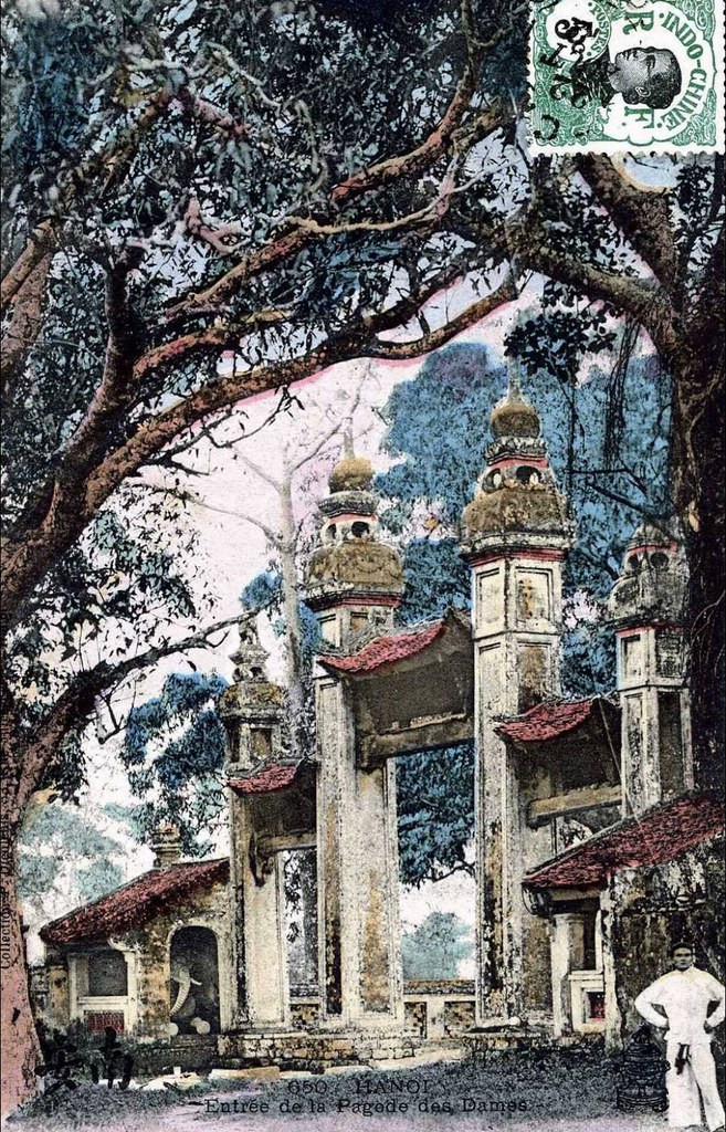 Cổng chùa Láng trong một bưu thiếp tô màu thời thuộc địa.