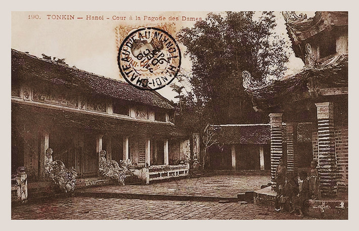 Khoảng sân giữa điện thờ và nhà bát giác.