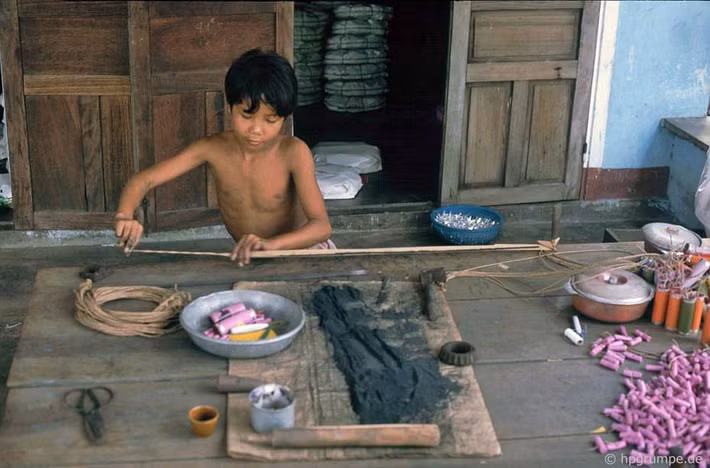 Làng Nam Ô năm 1991 vẫn là làng nghề sản xuất pháo làm ăn phát đạt. Từ năm 1995, việc sản xuất pháo đã chấm dứt ở Việt Nam...
