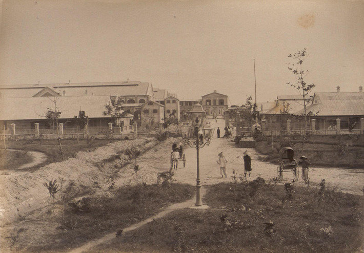 Một lối vào dành riêng cho các quan chức và binh sĩ Pháp ở Bệnh viện Lanessan, thập niên 1890.