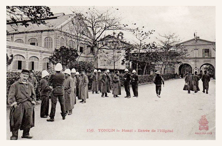 Các sĩ quan Pháp tập trung ở lối đi của bệnh viện. Ban đầu bệnh viện có 450 giường bệnh, sau đó nâng lên 500 giường bệnh.