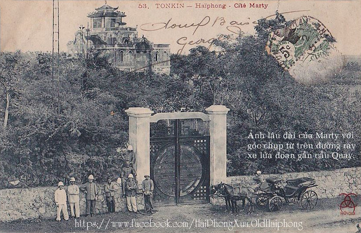 Cổng của dinh thự nằm sát đường ray xe lửa đoạn gần cầu Quay.