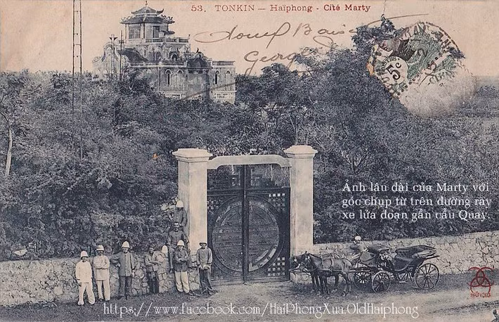 Cổng của dinh thự nằm sát đường ray xe lửa đoạn gần cầu Quay.