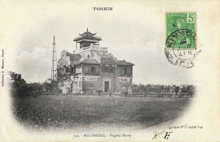 Nhìn từ xa, dinh thự khá giống một ngôi chùa với phần mái làm theo kiểu kiến trúc truyền thống của đền chùa Việt Nam.