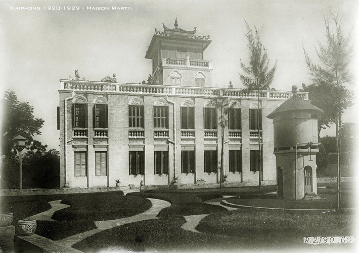 Mặt sau "lâu đài Marty" với phong cách phương Tây chiếm ưu thế, thập niên 1920.