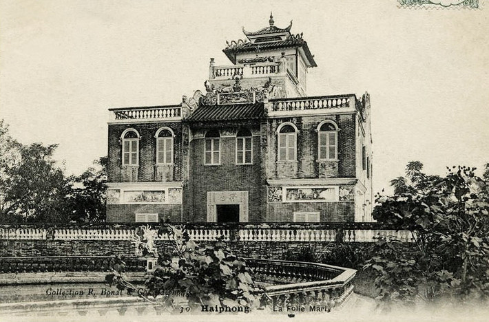 Mặt tiền tòa mang phong cách Đông - Tây kết hợp với cửa sổ kiểu châu Âu và các họa tiết trang trí châu Á.