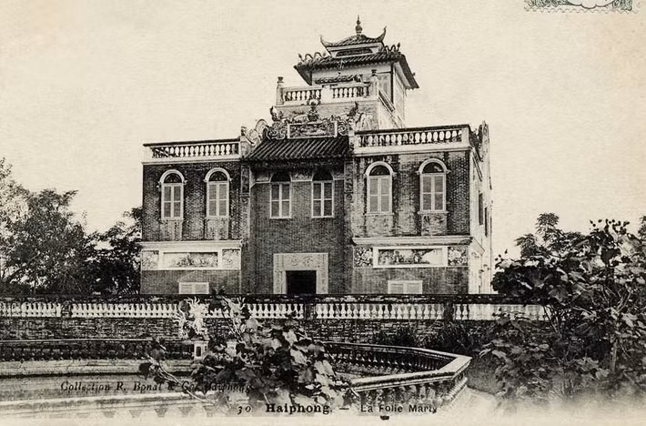 Mặt tiền tòa mang phong cách Đông - Tây kết hợp với cửa sổ kiểu châu Âu và các họa tiết trang trí châu Á.