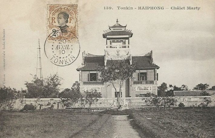Hình ảnh “ lâu đài Marty” (Châlet Marty) ở Hải Phòng thời thuộc địa được in trên một tấm bưu thiếp cổ của Pháp. Đây là biệt thự của ông Marty, giám đốc công ty Giao thông đường thủy Bắc Kỳ (Messageries fluviales du Tonkin).