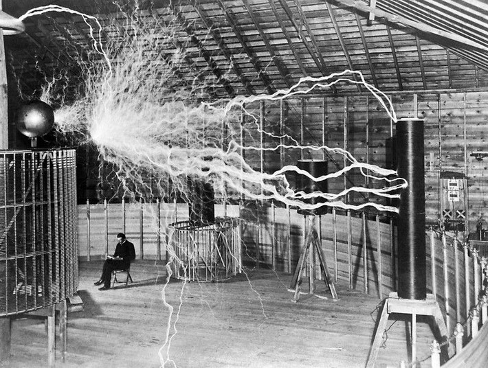 Dù vậy, nửa thế kỷ sau khi qua đời, tầm vóc của Nikola Tesla đã được ghi nhận. Ông được coi là ông tổ của hệ thống phát điện xoay chiều, giúp tạo ra Cách mạng công nghiệp lần thứ hai. Họ của ông được đặt làm tên của đơn vị đo cường độ cảm ứng từ tesla trong hệ đo lường quốc tế.