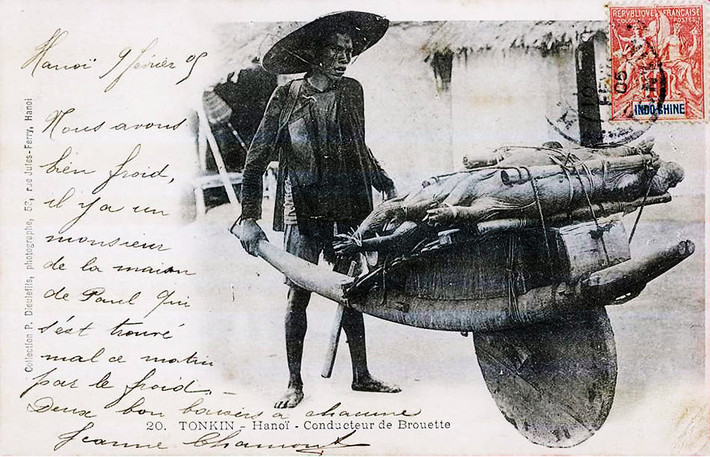 Hình ảnh xe rùa chở lợn ở Hà Nội được in trên một bưu thiếp của Pháp xưa.