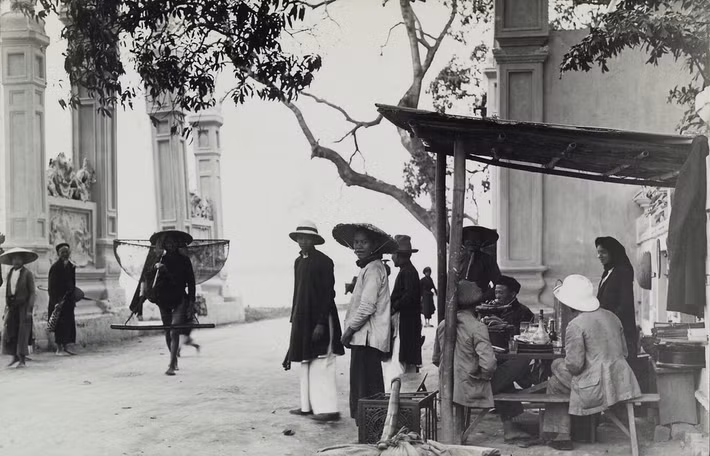 Quán nước ngoài cổng đền Quán Thánh, 1934.