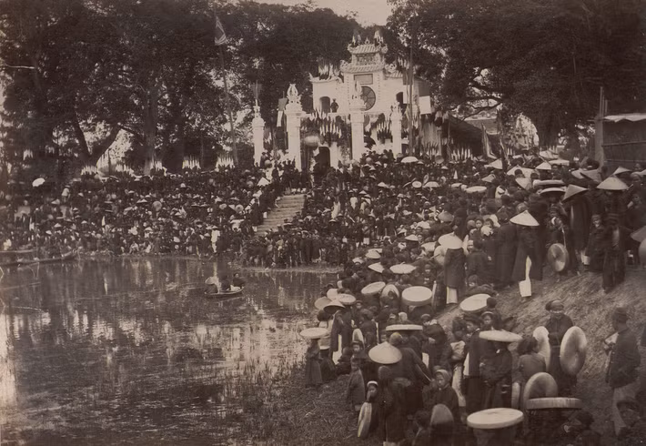 Lễ hội ở đền Quán Thánh năm 1893.