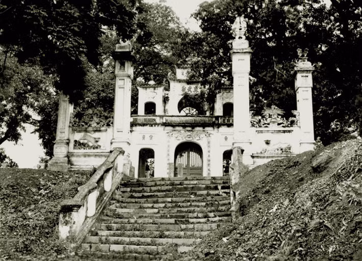 Một hình ảnh khác về cổng tam quan của đền Quán Thánh xưa. Người Pháp gọi đền là chùa Phật Lớn (pagode du Grand Buddha) do hậu cung của đền có pho tượng Huyền Thiên Trấn Vũ khổng lồ.