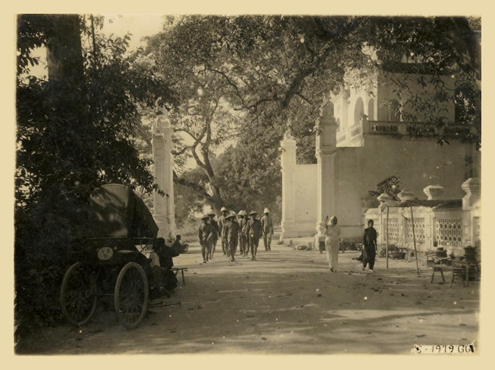 Cảnh đời thường ở khu vực cổng đền cách đây một thế kỷ.