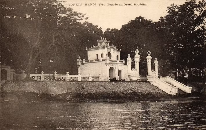 Từ hồ Tây nhìn về đền Quán Thánh.