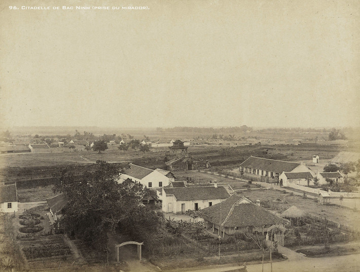 Từ tháp canh nhìn vào bên trong thành Bắc Ninh.