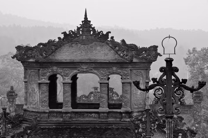 Nét kiến trúc hoa mỹ của Bi Đình (nhà bia), công trình nằm giữa sân chầu. Ảnh: Liana Aschini / 500px.com.