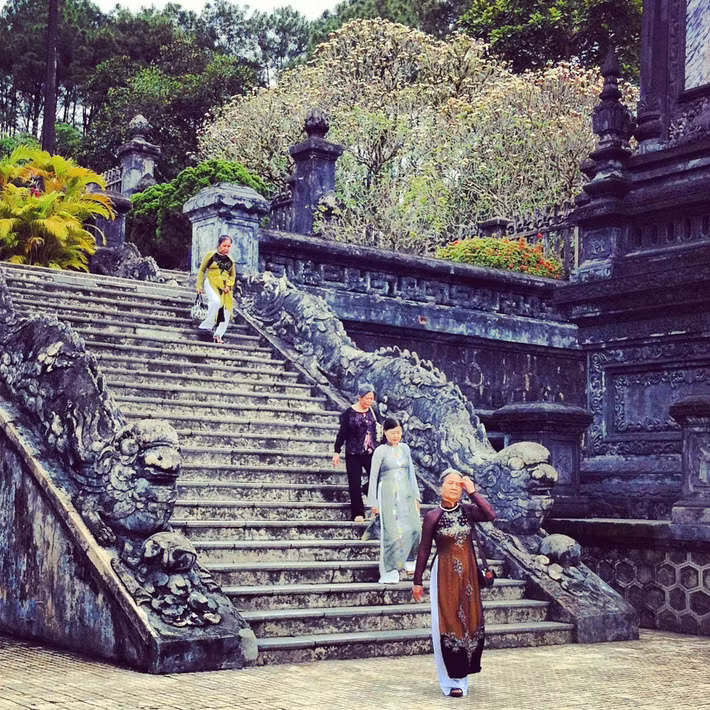 Những tà áo dài ở lăng Khải Định. Ảnh: Aurelie R / 500px.com.