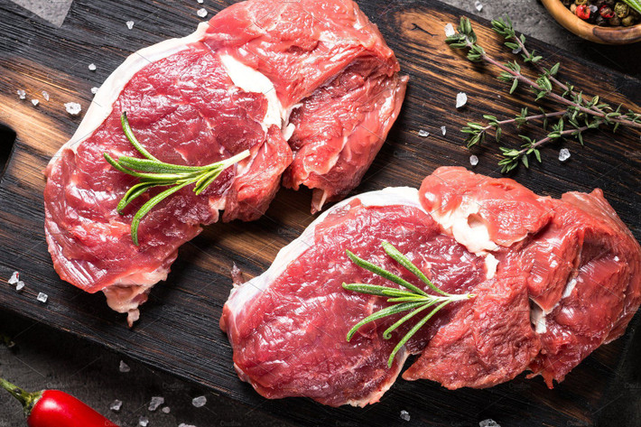 Dù vậy, "giáo chủ" Pitago có khuynh hướng phá vỡ những quy tắc do chính mình đặt ra. Điển hình là chuyện ông đã mổ thịt một con bò để ăn mừng khi công bố định lý Pitago, khiến quy tắc ăn chay trở thành một trò hề...