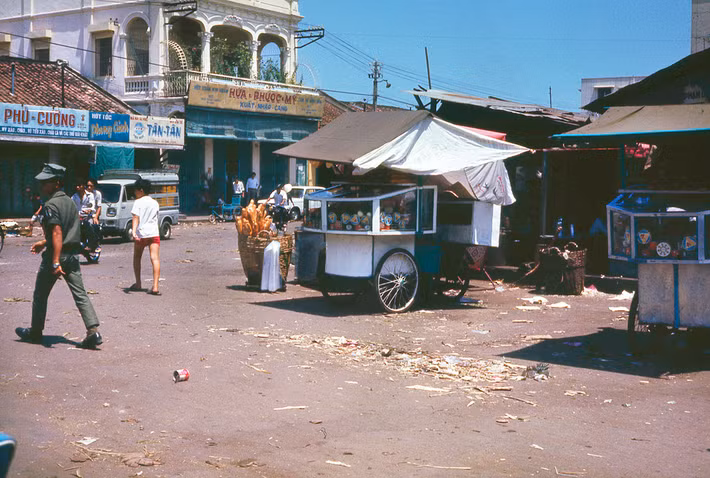 Dãy phố trên đường Bùi Hữu Nghĩa, bên hông chợ Bà Chiểu, 1971-1972. Ảnh: Terry Nelson.