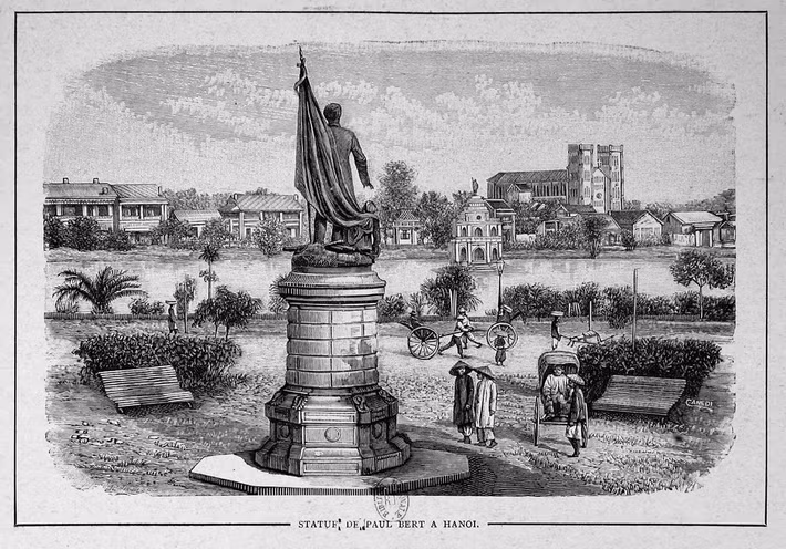 Tháp rùa với tượng Bà đầm xòe trên nóc, nhìn từ khu vực tượng đài Paul bert (nay là vườn hoa Lý Thái Tổ), năm 1903.