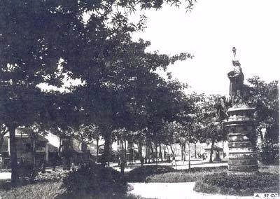 Đến năm 1896, Bà đầm xòe được chuyển đến vườn hoa Neyret phía Tây hồ Hoàn Kiếm - tức là vườn hoa Cửa Nam (nằm bên ngã sáu Tràng Thi, Cửa Nam, Hàng Bông ngày nay).