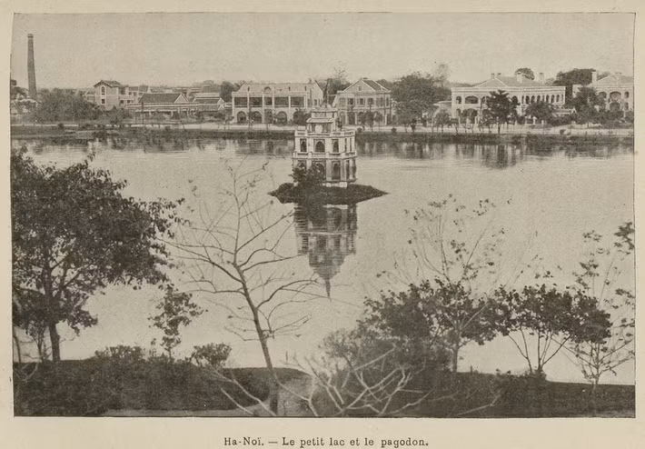 Bức tượng Bà đầm xòe - Nữ thần Tự Do - được đặt ở tháp Rùa từ năm 1891-1896.